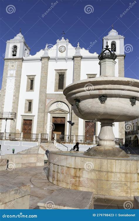 Beautiful Fountain In The Main Square Of Evora Town Editorial Stock