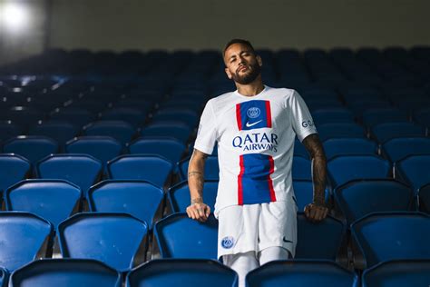 Le Psg Dévoile Son Nouveau Maillot Third Pour La Saison 20222023 Gq