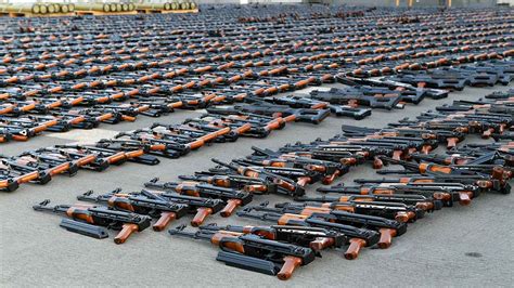 US forces seize Iranian weapons destined for Yemen - HUM News