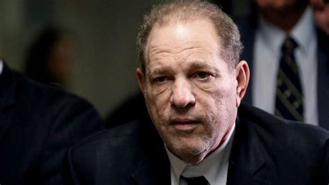 Corte de apelaciones anula condena de Harvey Weinstein por violación y