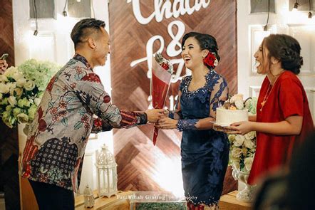 foto tunangan momen bahagia  wajib diabadikan vco jewellery