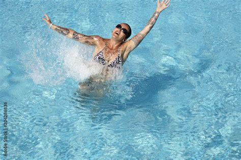 Junge Frau im Bikini treibt auf dem Wasser Stock 写真 Adobe Stock
