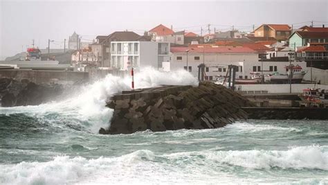 Ilhas de São Miguel e Santa Maria em aviso amarelo devido a chuva forte