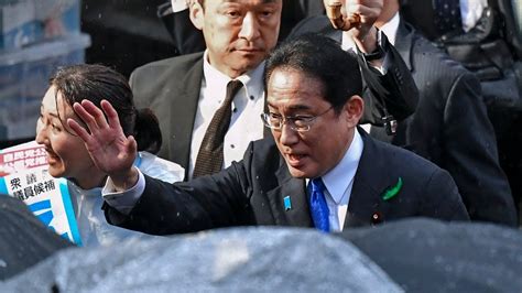 Primer Ministro Japonés Se Encuentra A Salvo Tras Explosión Durante Un Acto Protocolar Youtube