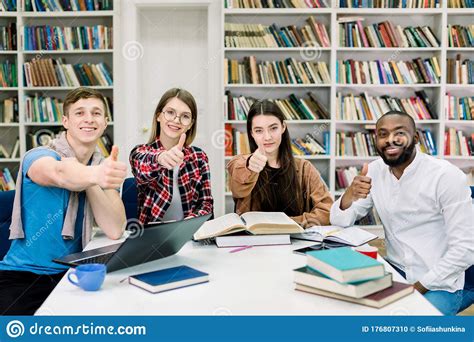 Alegre Sonrisa Cuatro Estudiantes Multirraciales De Los Dos Ni Os Y