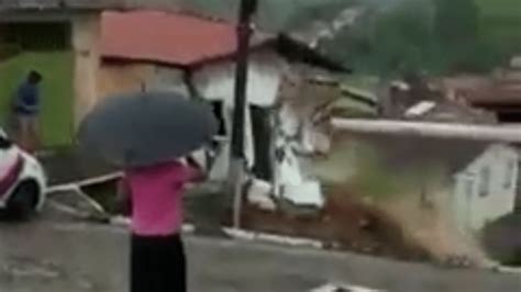 V Deo Registra Momento Em Que Casa Desaba Na Ba Ap S Chuva Intensa