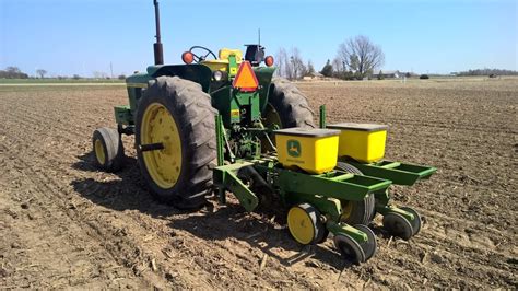 1972 3020with A 7000 Series 2 Row Planter Tractor Agricultura