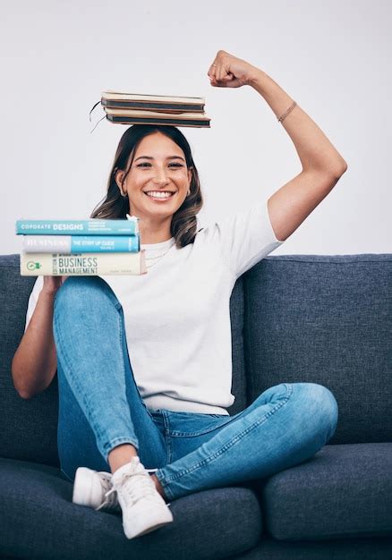 Educaci N De Retratos Y Xito Con Una Estudiante Que Flexiona Su B Ceps