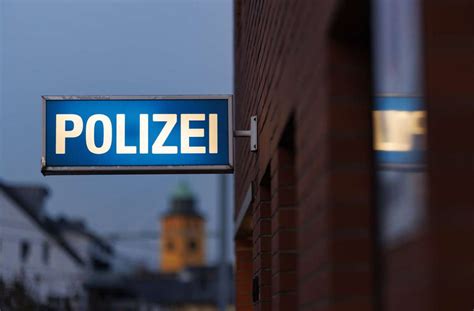 Zeugenaufruf Plochingen Exhibitionist Bel Stigt Frau An Bushaltestelle