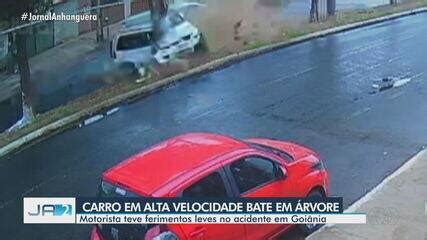 Motorista Perde O Controle Do Carro Bate Contra Rvore E Ve Culo Fica