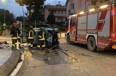 Civitanova Auto Si Schianta Contro Un Palo Ferita Giovane