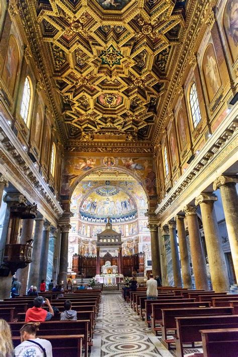 Interior De La Bas Lica De Santa Maria En Trastevere En Roma Italia