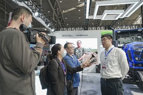 新疆农业机械博览会 智能农机赋能农业装备数字化智能化发展界面新闻