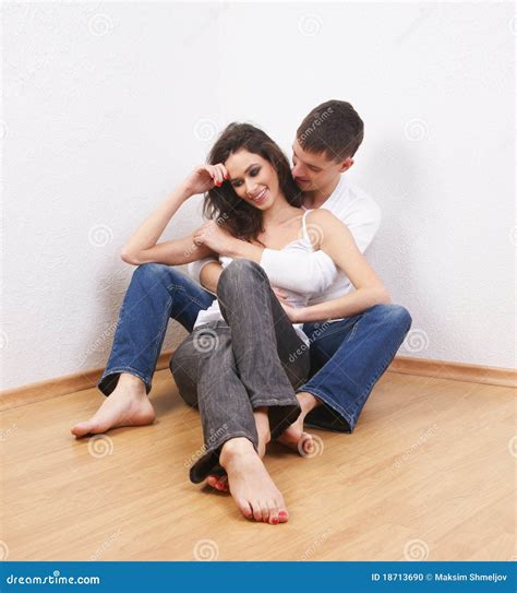 Un Jeune Couple Affectueux Sembrasse Photo Stock Image Du Heureux Mâle 18713690