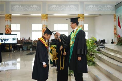 Luluskan Wisudawan Doktor Nonmuslim Pertama Rektor UIN RIL Kampus