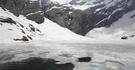 At Least 4 Dead Dozens Stuck After Avalanche In Indian Himalayas Cbs News