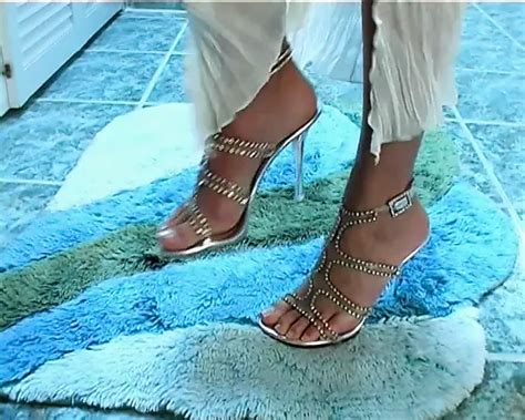 Cycata blond laska rozciąga wargi cipki przed ruchaniem dildo xHamster