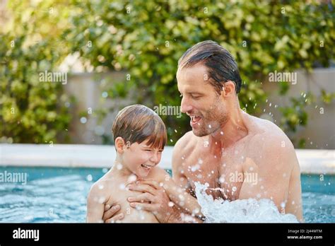 Familia Nadando Juntos En El Agua Fotograf As E Im Genes De Alta