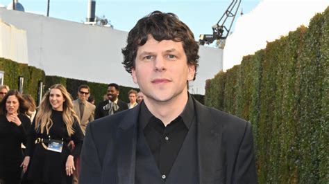 «Ce type fait des choses qui posent problème» : Jesse Eisenberg ne veut