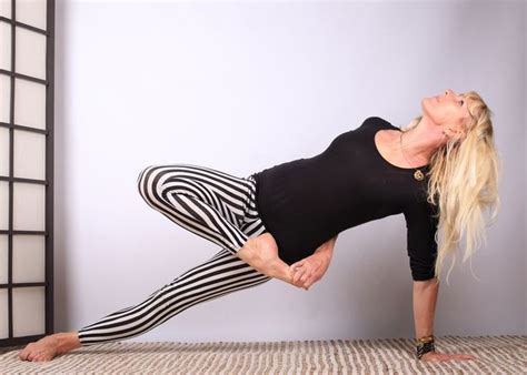 Variations Of Vasisthasana Side Plank Pose For More Core Strength