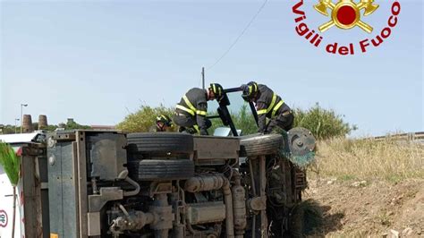 Porto Torres Si Ribalta Un Camion Per La Pulizia Delle Strade Ferito