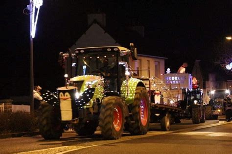 D Fil De Tracteurs Illumin S Et Bal Disco Sur La Presqu Le De L Zardrieux