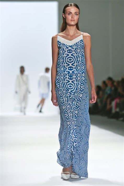 Desfiles Em Nova York Mostram Que Ver O Ter Nude Transpar Ncia E Decote V