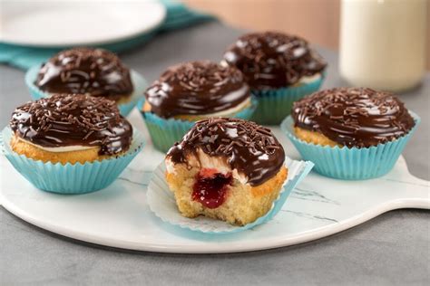 Cupcakes de chocolate rellenos de fresa mantequilla vainilla y azúcar