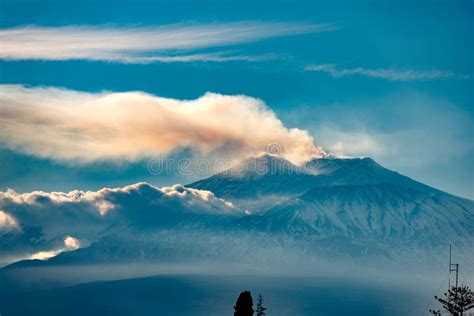 Soporte Etna Volcano Sicilia Italia Foto De Archivo Imagen De Cielo