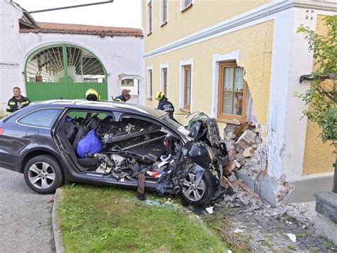 OÖ Pkw Crash gegen Wohnhaus fordert zwei Tote VIENNA AT