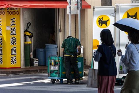 Tokio Japón 26 de octubre de 2023 Trabajadores y peatones en una