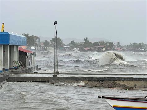 Bagyong Paeng, nagdulot ng pagbaha at malalakas na alon sa Quezon ...