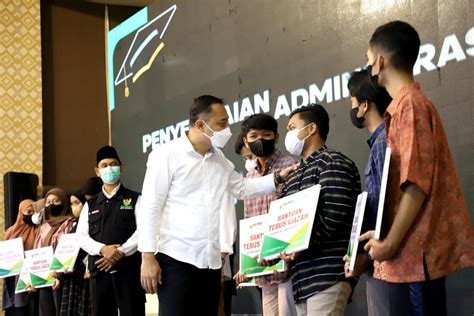 Eri Cahyadi Bersama Baznas Surabaya Tebus Ijazah Pelajar SMA Senilai