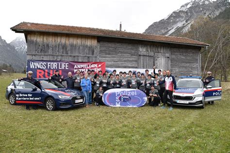 Trins Viele Promis Und Polizisten Bei Wings For Life App Run