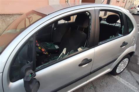 Vandali Ancora In Azione In Via Ghislanzoni Distrutti I Vetri Di Un Auto