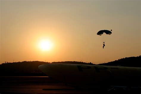 Parachute landing Free Photo Download | FreeImages