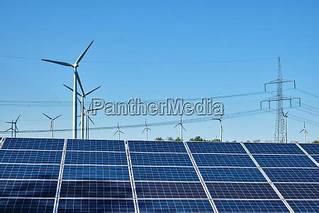 Sonnenkollektoren Windkraftanlagen Und Freileitungen Stockfoto