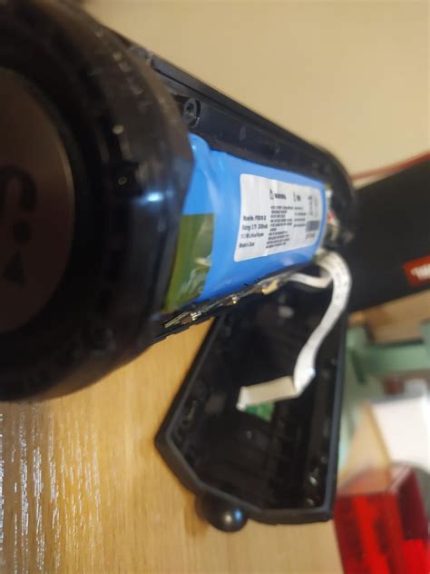Does this battery in my flip 3 look inflated? : r/JBL