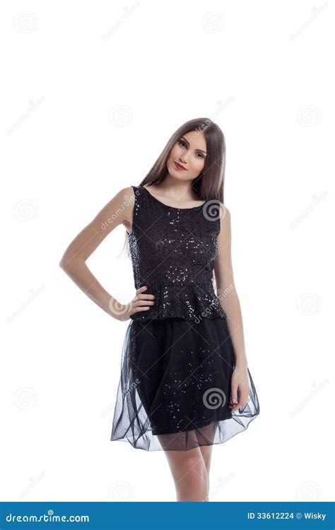 Lächelnder Heißer Brunette Der Im Schwarzen Schicken Kleid Aufwirft