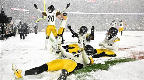 Browns Steelers Battle It Out On Snow Blanketed Field See The Game