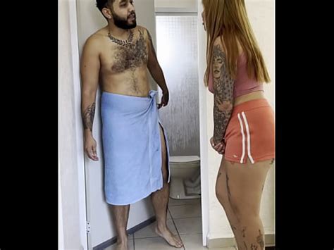 SE TARDA EN EL BAÑO Y LE QUITÓ LA TOALLA PARA VER SU PENE XVIDEOS
