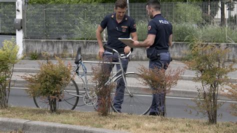 Monfalcone Microcar Travolge Una Bicicletta Sulla Rotonda Della