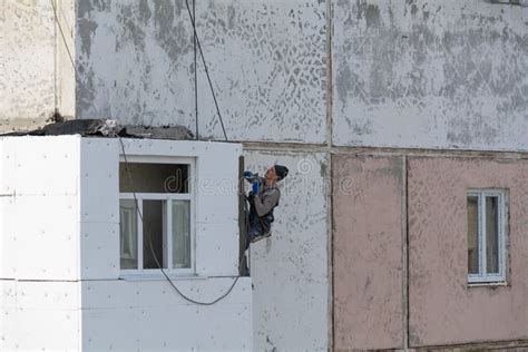 Aislamiento De Pared De La Casa Un Trabajador Sella Las Juntas Con