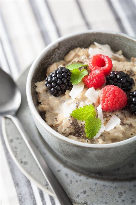 Porridge Sano Della Farina D Avena Della Prima Colazione Con La Mora