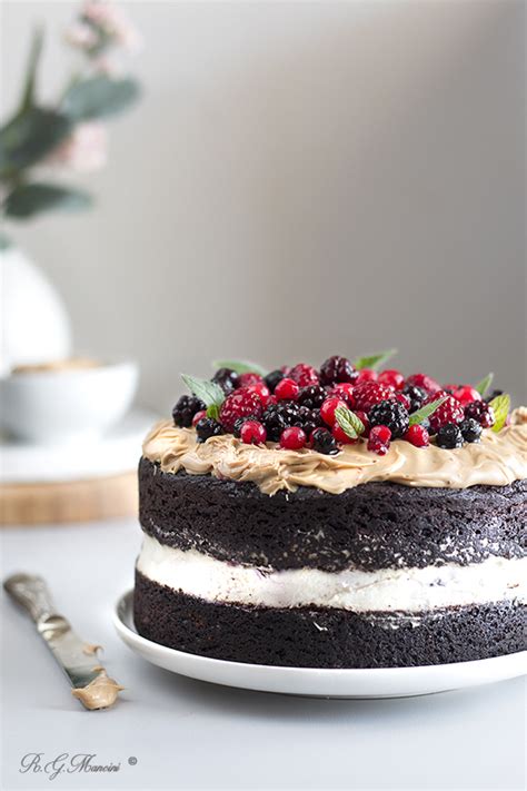 Naked Cake Al Cioccolato Con Frutti Di Bosco E Spalmabile Gold