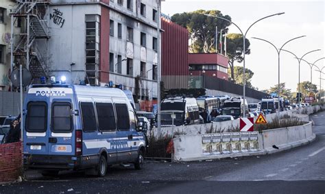 La Polizia Sgombera Di Nuovo L Ex Penicillina Di Roma