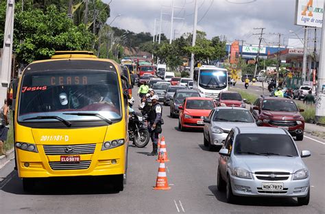 34 micro ônibus irregulares foram notificados durante operação da