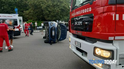 Incidente In Piazza Rebaudengo Scontro Tra Auto Una Ribaltata 27