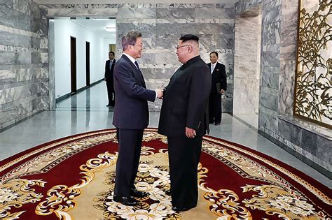 Il Dittatore Nordcoreano Kim Jong Un E Il Presidente Sudcoreano Moon