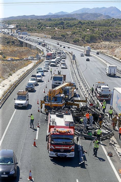 Las Im Genes Del Brutal Accidente Entre Un Cami N Y Dos Coches En Elche